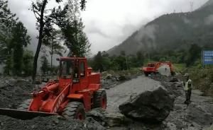 川藏公路部分路基遭大型泥石流沖毀