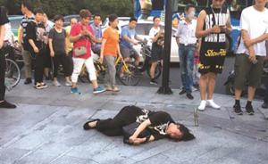 怀疑男顾客没付钱追出店外，杭州一女服务员被当街打成脑震荡