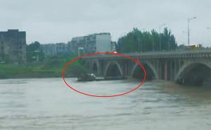 洪峰过境失控船撞向成渝高铁跨江桥，3名老船员驾巡逻艇撞开