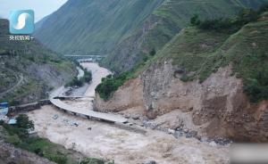 甘肅舟曲泥石流致道路被毀，搶險進行中