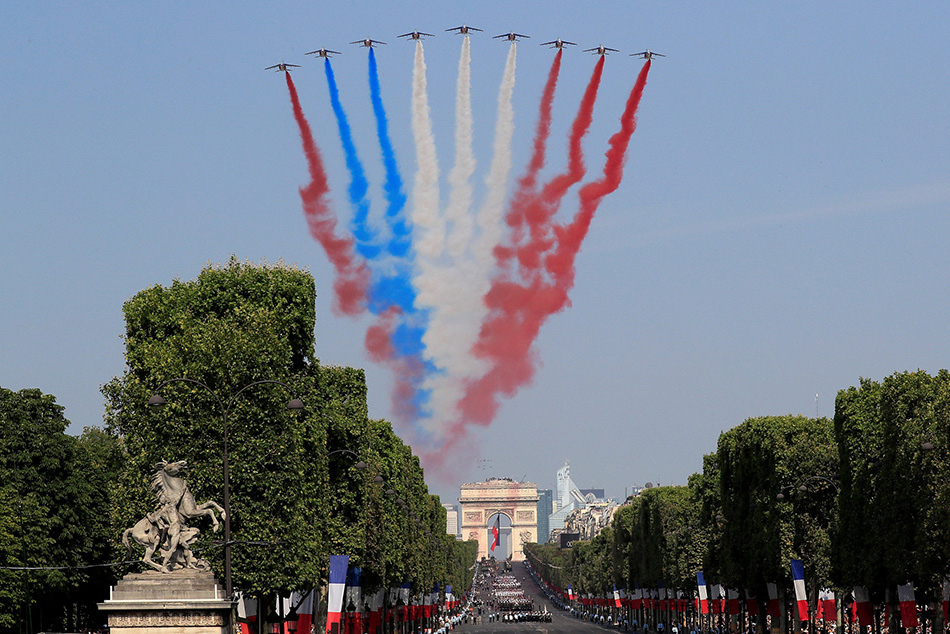 法国阅兵飞机喷错彩带图片