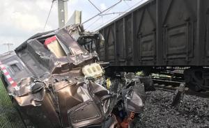 哈尔滨一货车抢越道口撞上火车：货车司机身亡，9趟客车晚点
