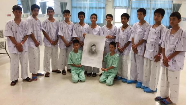 泰国足球少年首次公开露面，19日出院