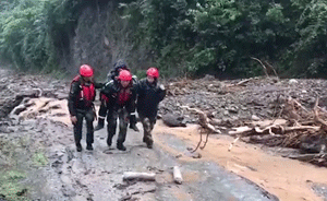 暴雨中一村庄66人失联，消防进山搜救
