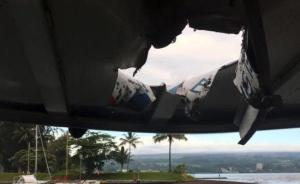 夏威夷火山熔岩飞溅将一艘观光船顶棚砸穿，致23人受伤