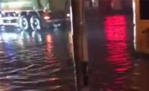 哈尔滨突降大雨，一男子趟水过马路疑似触电不幸身亡