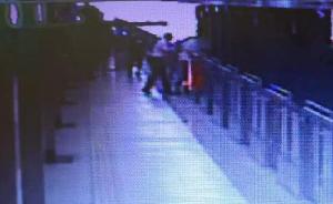 上海地铁一失恋男子徒手扒门欲跳轨，站务员一把抱住将其救下