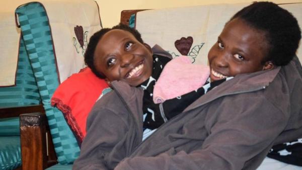 非洲21岁连体双胞胎去世，去年上大学