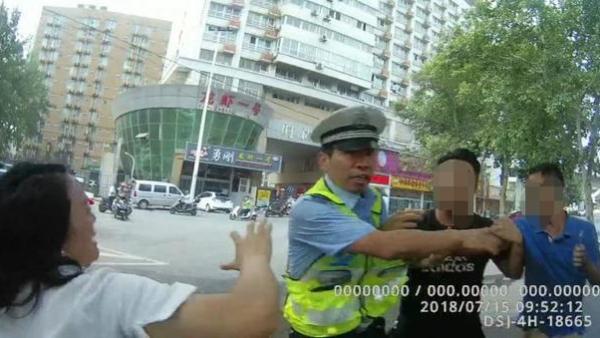 女司机贿赂交警百元遭拒，同伴下车袭警