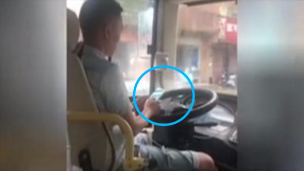 公交司机开车发微信，乘客拍视频举报