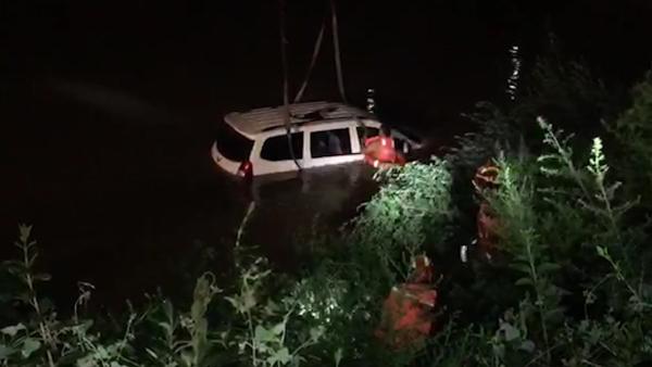 “无人面包车”离奇坠河，消防急救援