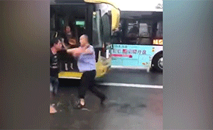 乘客带狗上公交遭拒，起冲突打掉司机牙