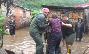 承德暴雨村庄被淹，消防逐户疏散村民