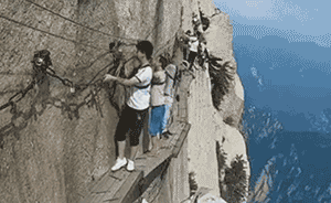监控显示一男子从华山长空栈道面向悬崖跃下，景区称正核实