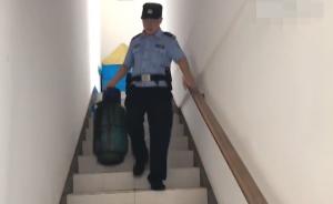 民警手拎焦黑漏氣煤氣罐沖下23樓