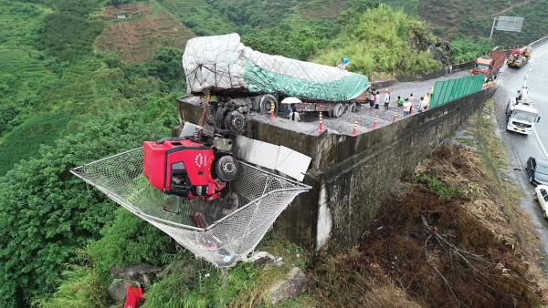 “保命网兜”！货车失控冲出匝道2人获救