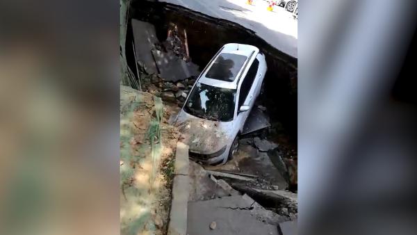 长沙一路口突然塌陷，一SUV坠入    