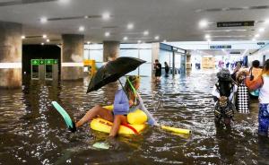 暴雨导致瑞典一火车站秒变水上乐园