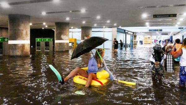 暴雨导致瑞典一火车站秒变水上乐园