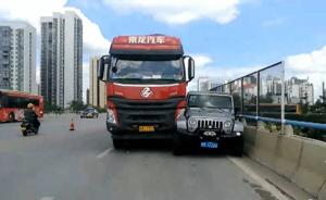 广西柳州一货车司机疑因斗气路怒发作，立交桥上撞越野车