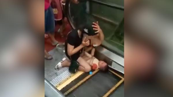1岁幼童被商场扶梯卡住，手臂绞伤