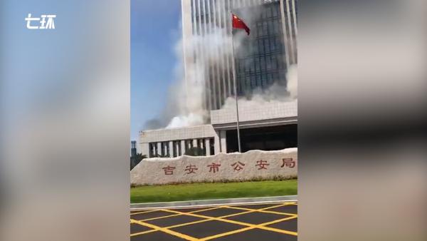 吉安市公安局大楼附楼失火，浓烟滚滚