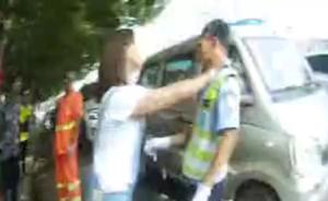 河北任丘公安：女行人谩骂殴打劝阻其闯红灯的辅警，被刑拘