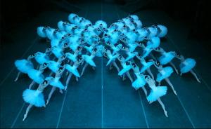上海国际芭蕾舞比赛开幕，48只“白天鹅”尽现足尖艺术