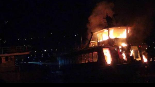 重庆一江边客船起火，舱内留有废柴油