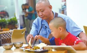 成都的哥帶“蠶豆病”兒子載客四年：跑車能掙錢，請(qǐng)暫停捐款