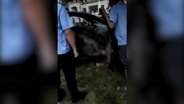 女童钻报废车玩耍，被困车内窒息身亡