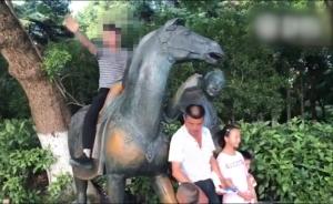 西湖游客爬雕像，女童想效仿家長耐心勸