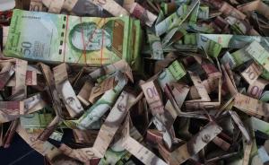 在哥伦比亚流浪的委内瑞拉人：用贬值钞票编织手工艺品维生