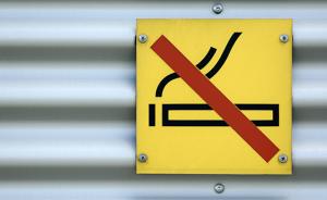 地铁口、学校门口能不抽烟吗？上海这些场所禁烟呼声很高