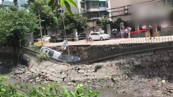 杭州河堤塌方，两车侧翻无人受伤