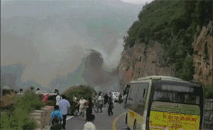 北京房山大面积山体塌方致道路阻断，未造成人员伤亡