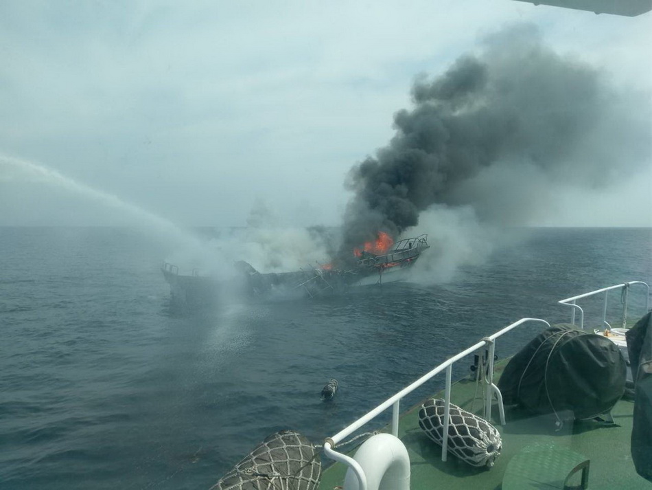 花蓮賞鯨船海上起火，海巡署出動船艇灌救。 海巡署提供