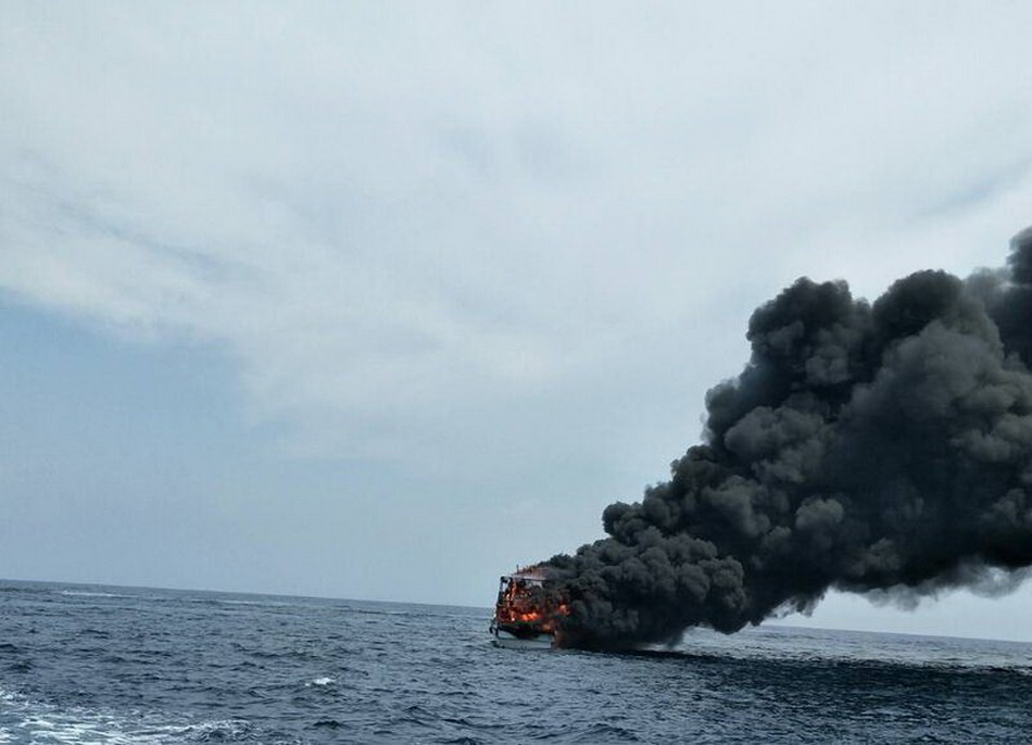 花蓮一艘賞鯨船在外海處突然起火燃燒，船上46位旅客順利逃生。