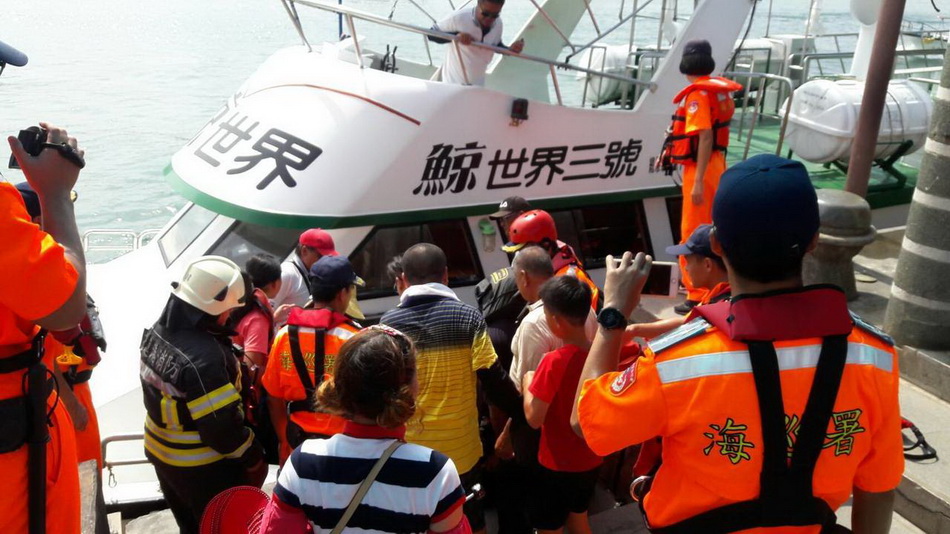 賞鯨船起火後，乘客均接駁到另一艘「鯨世界3號」。花蓮港務消防隊提供