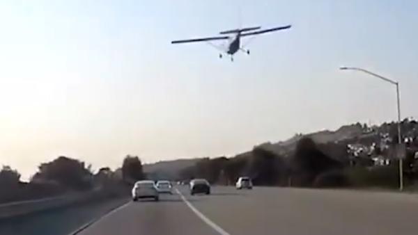 美国小型飞机迫降高速公路，无人受伤