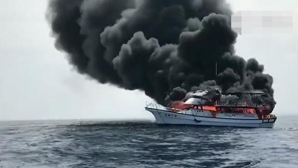 台湾花莲一赏鲸船起火，邻船救46人