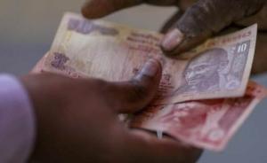 卢比对美元汇率创新低，印度动用230亿美元外储干预汇市