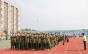 邯郸一无资质民办高中已开学军训，教育部门称“正在调查”