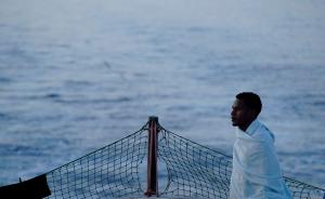 海上“辛德勒名单” ：非法移民徘徊地中海“生死关”