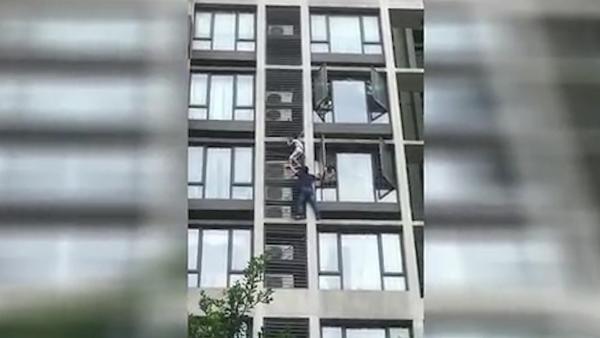 7岁男孩爬出8楼窗台，爸爸徒手营救