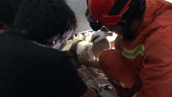 怒江山体垮塌，男童被埋压3小时后获救