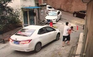 重庆男子租车去借钱撞坏两辆车，逃逸时又殴打阻拦保安