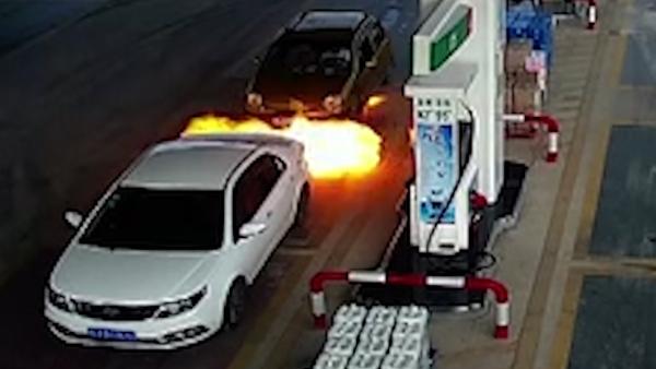 加油站内轿车爆炸自燃，员工一分钟扑灭