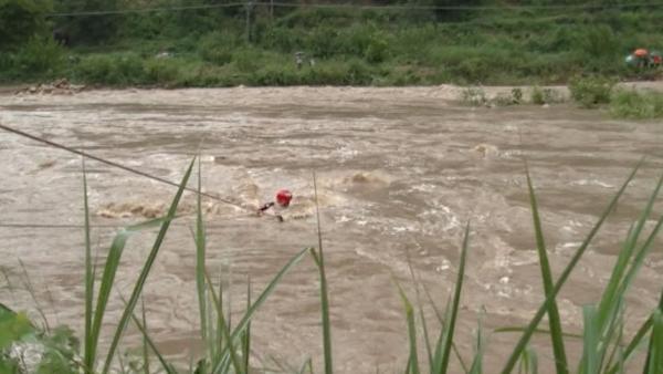 台风天河水上涨，安徽多地人员被困河道