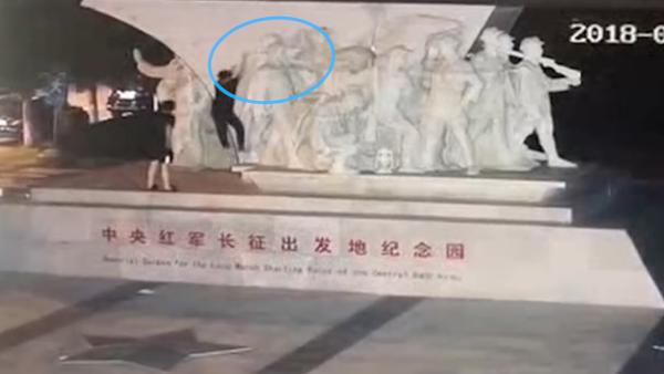 警方怒了！男子损毁红军雕塑藏起碎渣逃
